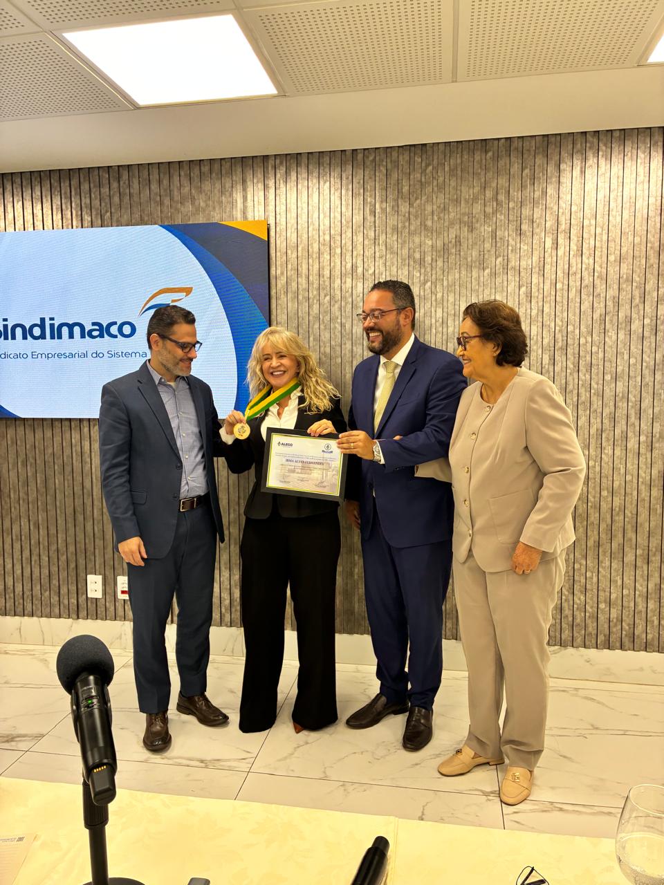 Virmondes Cruvinel entrega Comenda Pedro Ludovico Teixeira a Irma Fernandes, líder no setor de construção em Goiás